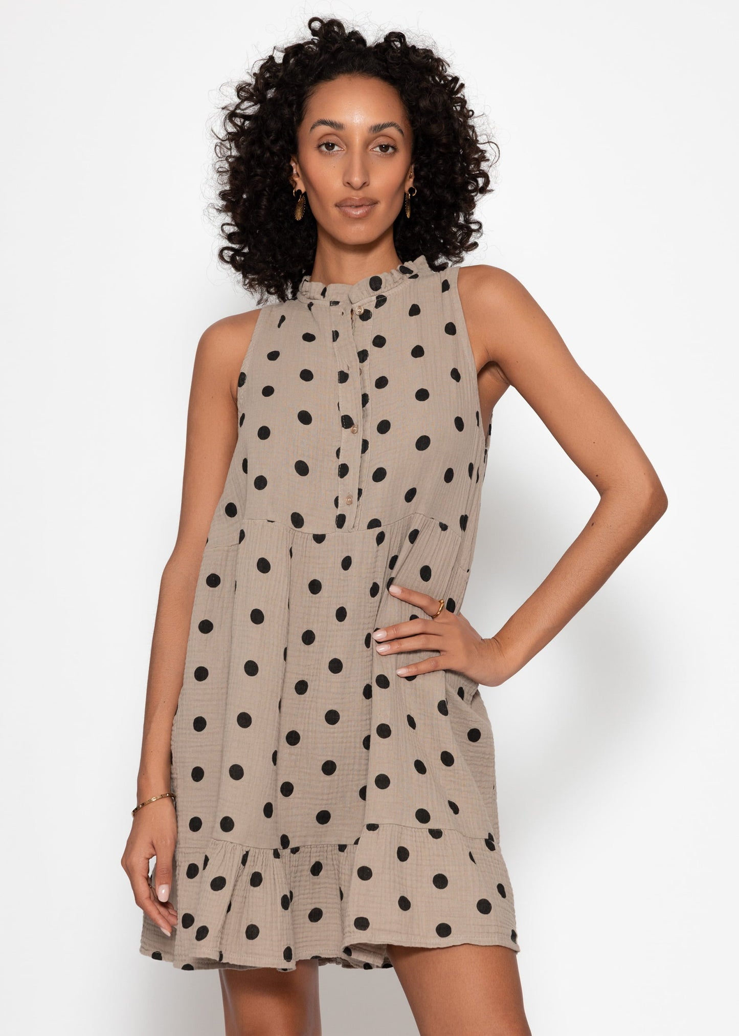 Vestido sin mangas de muselina con volantes y estampado de lunares - color topo