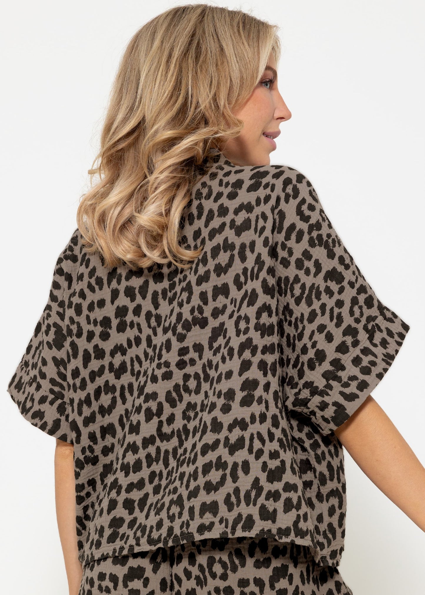 Blusa con estampado de leopardo - color topo