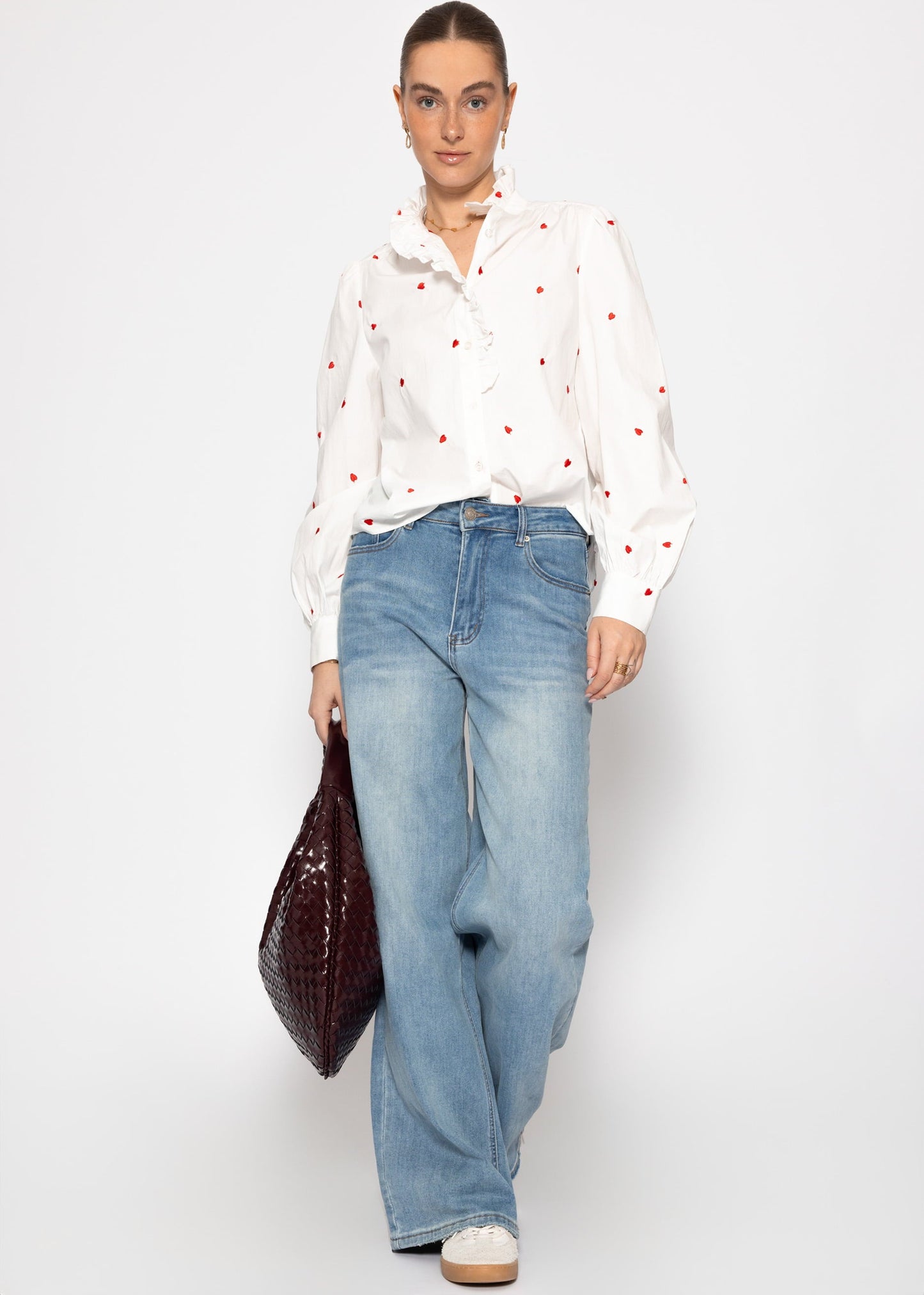 Blusa con bordado de corazones rojos - blanca