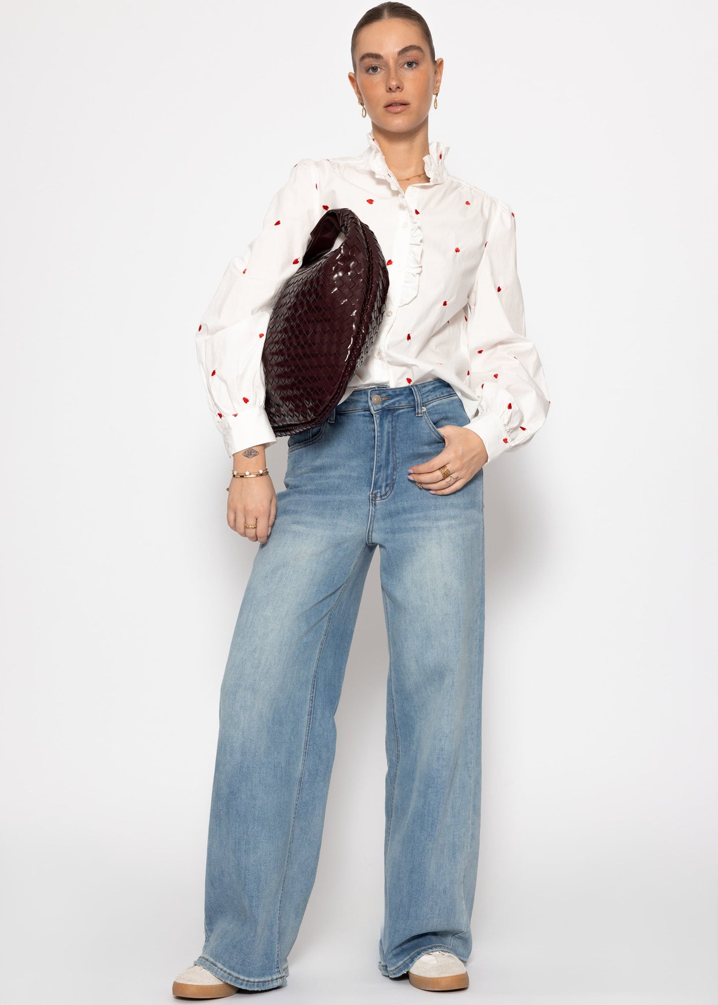 Blusa con bordado de corazones rojos - blanca