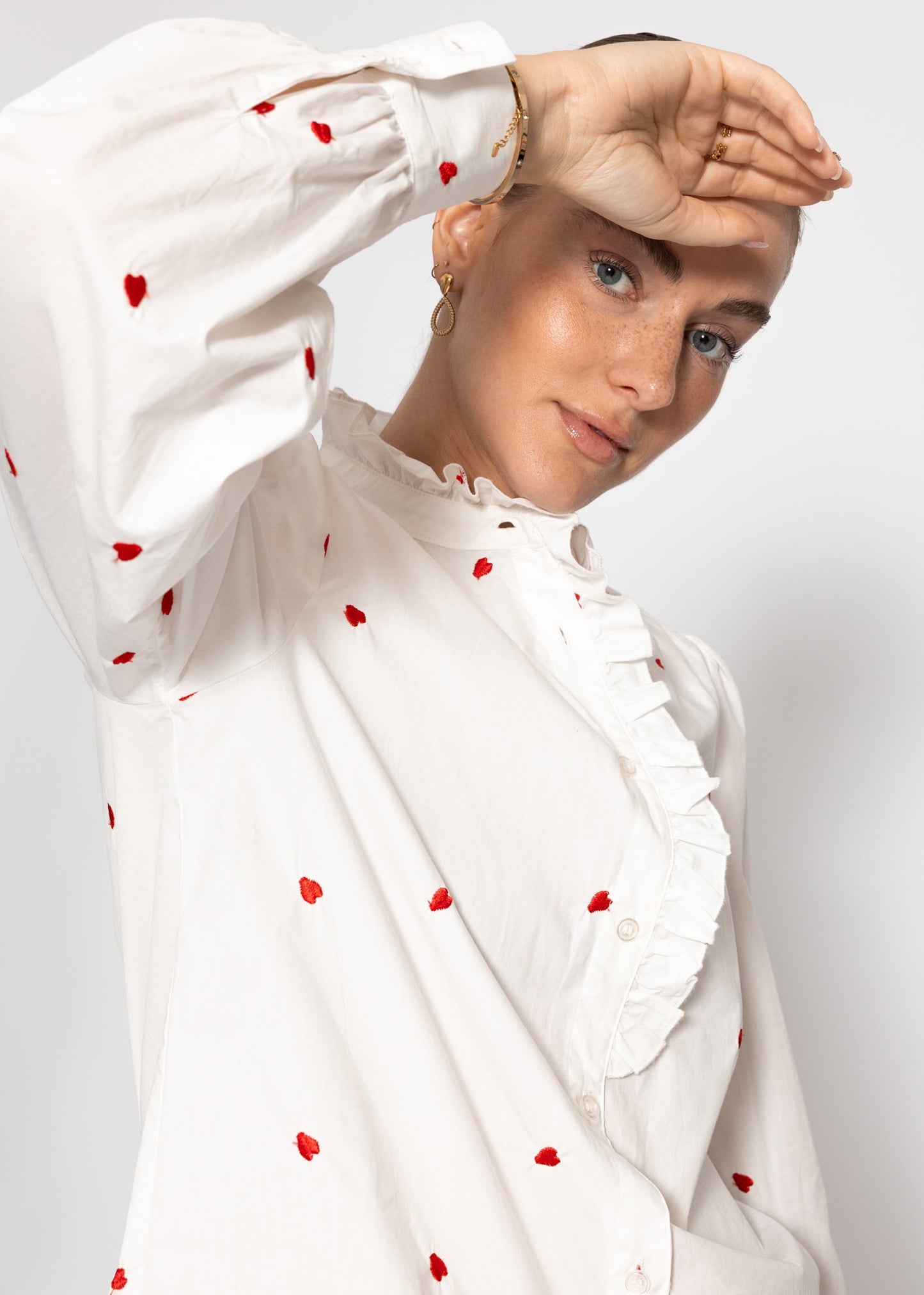 Blusa con bordado de corazones rojos - blanca