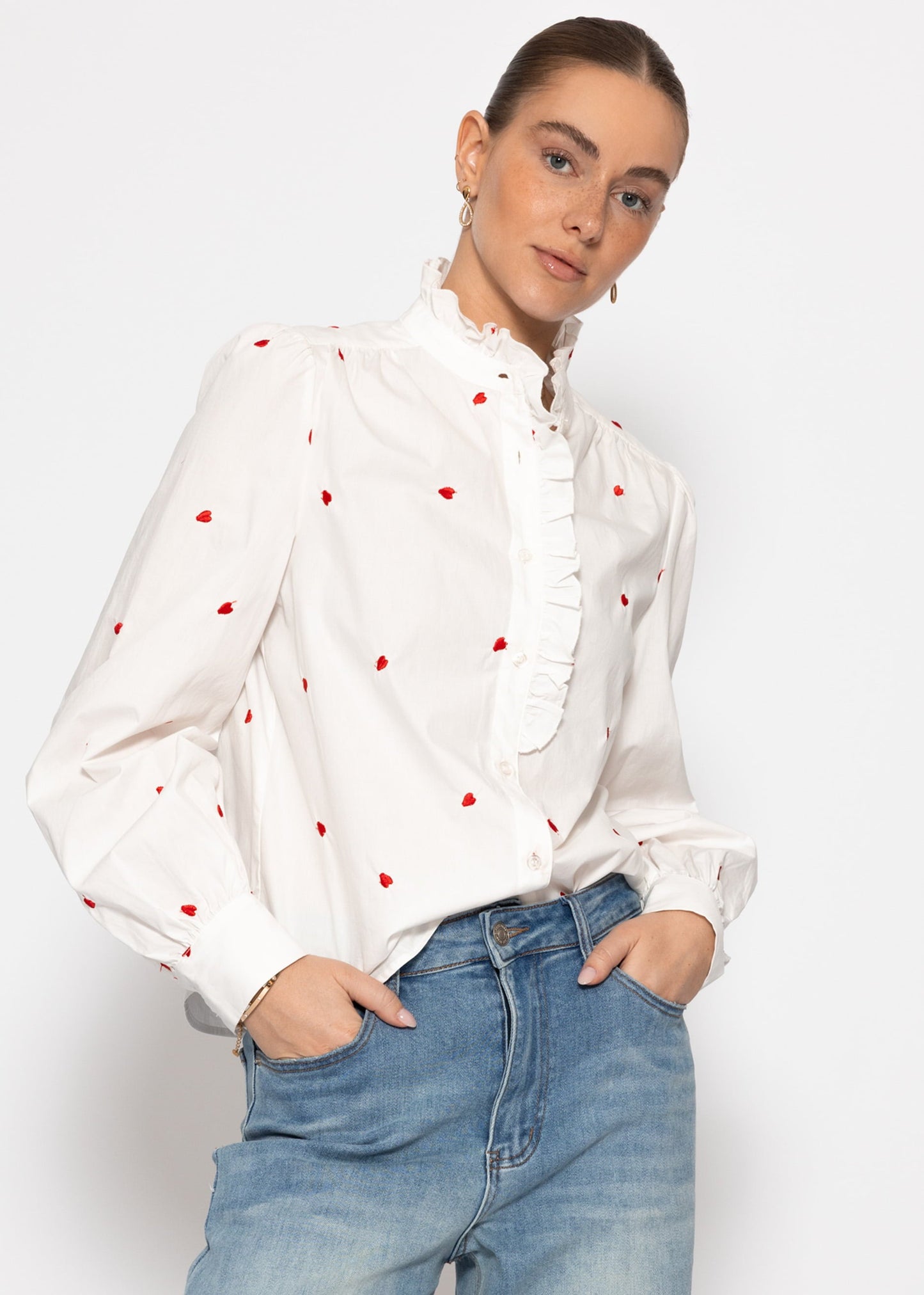 Blusa con bordado de corazones rojos - blanca