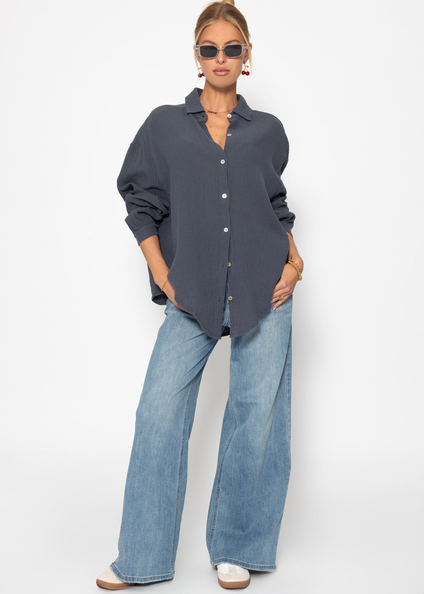 Blusa oversize , corta - gris oscuro